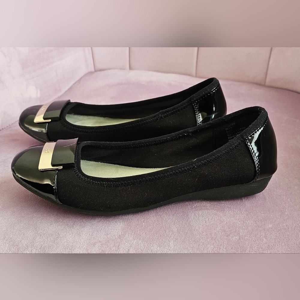 Anne Klein Size 7 Black and Gold Shoes $35